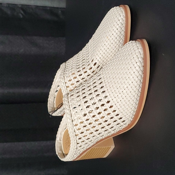 Time and Tru Cream Woven Mules - Picture 10 of 17